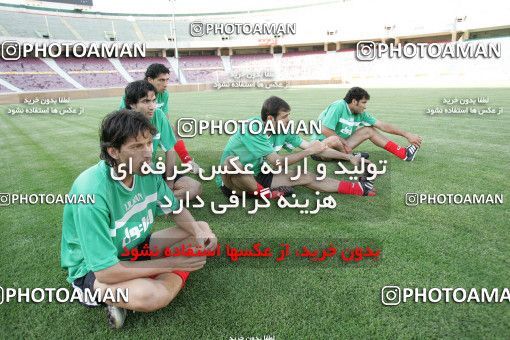 1270101, جلسه تمرینی تیم ملی فوتبال ایران, 1384/03/07, , تهران, ورزشگاه آزادی