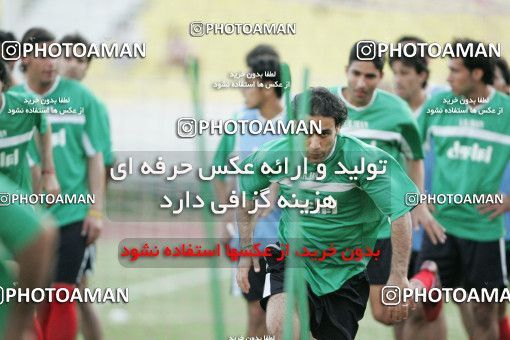 1270105, جلسه تمرینی تیم ملی فوتبال ایران, 1384/03/07, , تهران, ورزشگاه آزادی