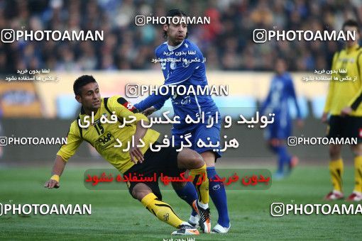 742047, Tehran, [*parameter:4*], لیگ برتر فوتبال ایران، Persian Gulf Cup، Week 18، Second Leg، Esteghlal 1 v 1 Sepahan on 2012/01/06 at Azadi Stadium